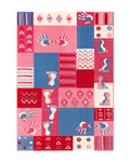 Kinderteppich Hand&Feet komplett von oben, symmetrisches Patchwork aus Pink- und Blautönen mit Hand- und Fußabdruck-Motiven