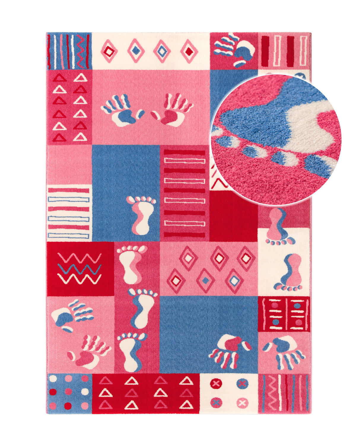 Kinderteppich Hand&Feet in Pink und Blau mit Patchwork-Muster aus Hand- und Fußabdrücken, Punkten und Zickzack-Streifen