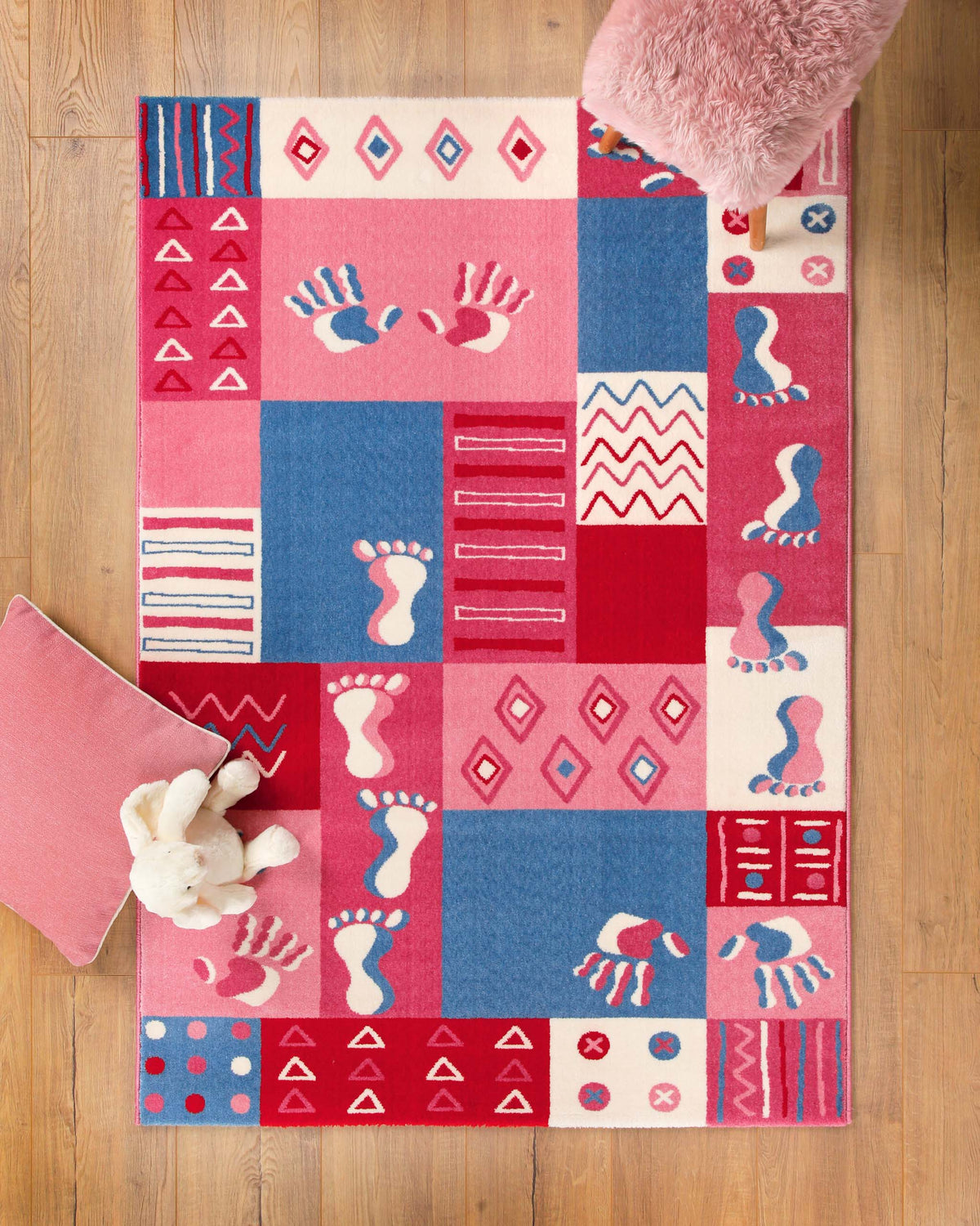 Kinderteppich Hand&Feet auf Holzboden, mit Kinderspielzeug und Hocker