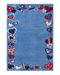 Kinderteppich Just Hearts komplett von oben, unifarbene blaue Mitte umrahmt von Herzen in Rot, Weiß und Blau