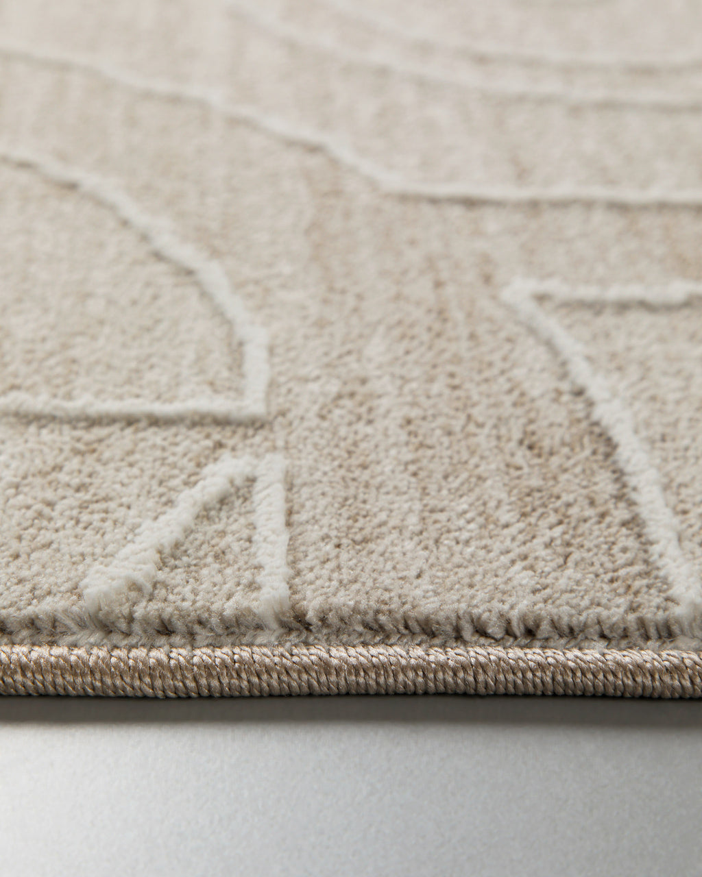 Esprit Kurzflor Teppich Beatle-B in Beige Bunt Nahaufnahme der weichen Oberflächenstruktur und Musterdetails