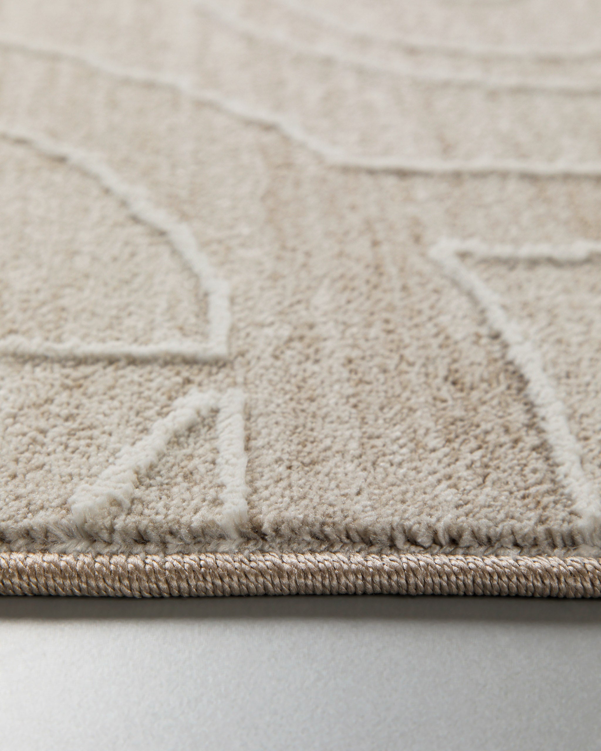 Esprit Kurzflor Teppich Beatle-B in Beige Bunt Nahaufnahme der weichen Oberflächenstruktur und Musterdetails