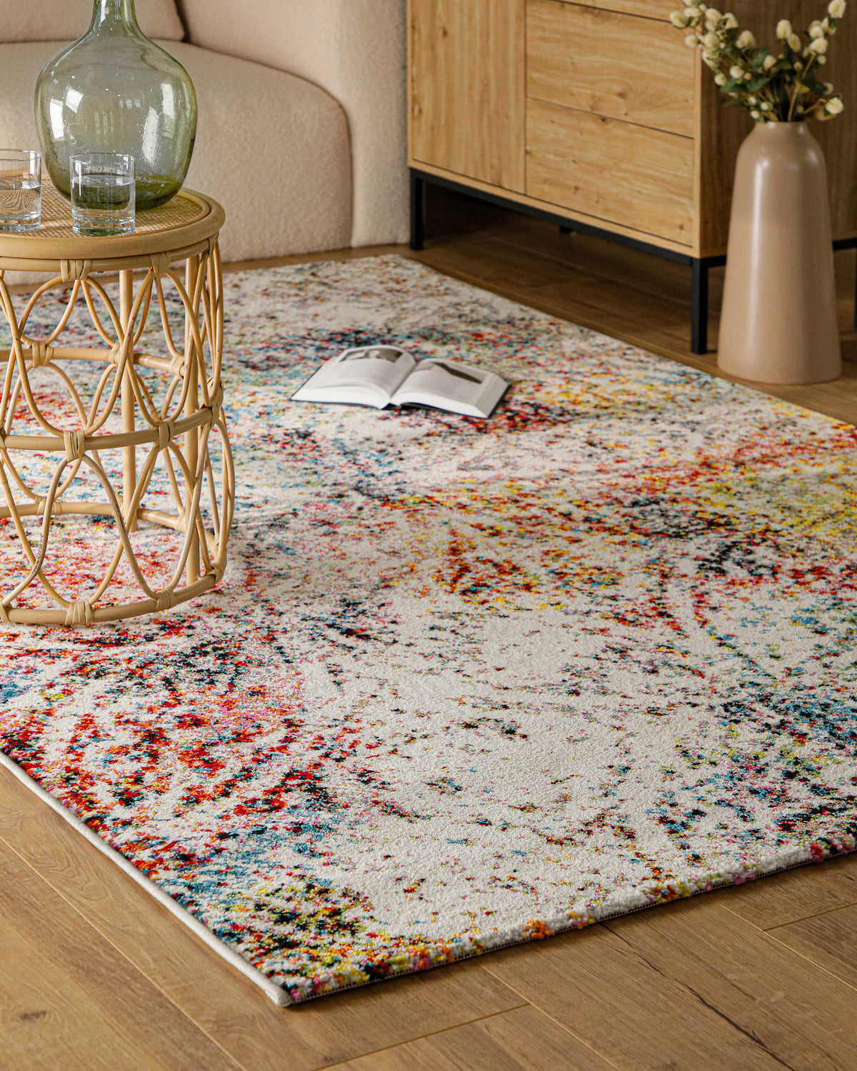 Kurzflorteppich Multi "Modernina 2.0" von WECONhome, Rauminszenierung mit Beistelltisch und Vase