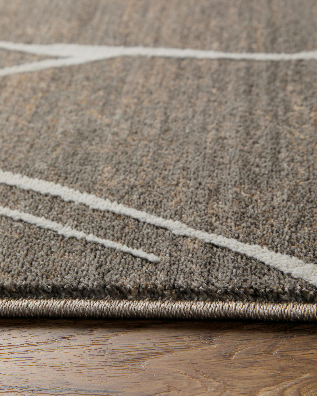 Esprit Kurzflor Teppich Elite in Beige Grau Nahaufnahme der weichen Oberflächenstruktur mit Linienmuster
