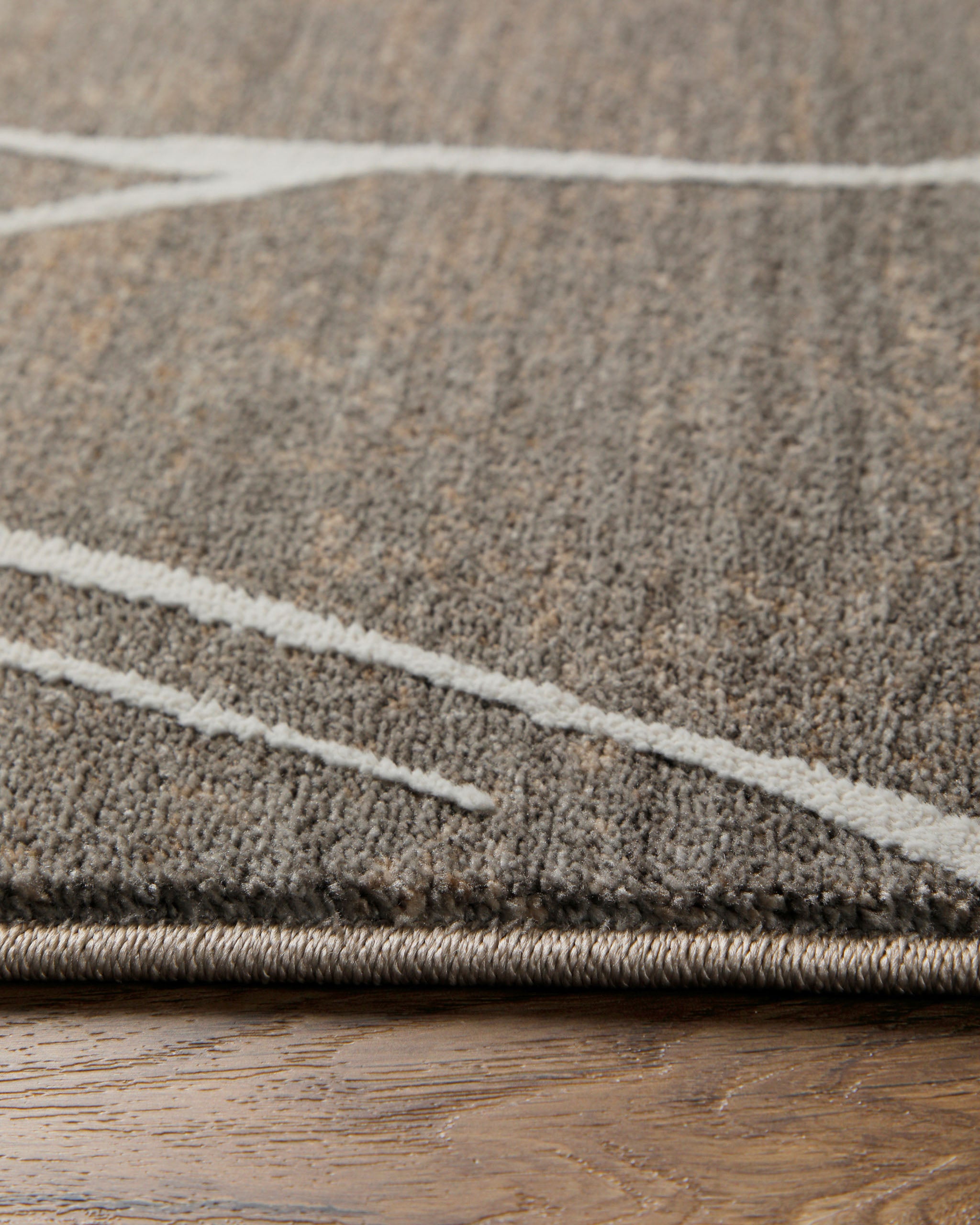 Esprit Kurzflor Teppich Elite in Beige Grau Nahaufnahme der weichen Oberflächenstruktur mit Linienmuster