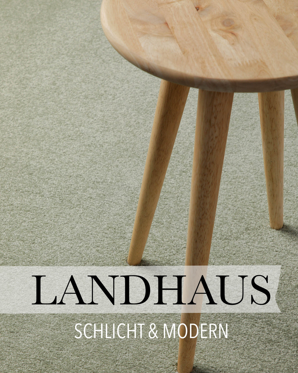 Kurzflor Teppich Freja Licht Grün im Wohnraum mit Schriftzug Landhaus, zeigt gemütliche Raumwirkung