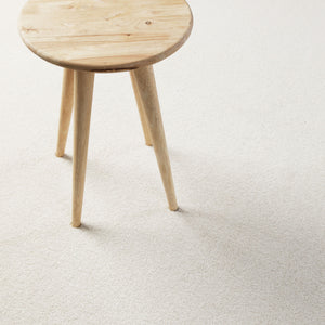 {"class" => "product-thumbnails__image", "alt" => "Kurzflor Teppich Freja Creme Weiß im Wohnraum mit Hocker, zeigt helle und ruhige Farbwirkung"}