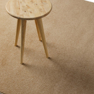 {"class" => "product-thumbnails__image", "alt" => "Kurzflor Teppich Freja Sand Beige im Wohnraum mit Hocker, zeigt warme und natürliche Farbwirkung"}