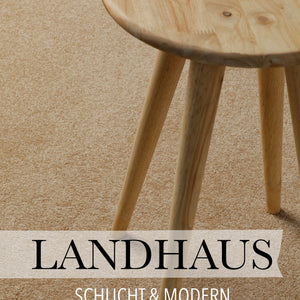 {"class" => "product-thumbnails__image", "alt" => "Kurzflor Teppich Freja Sand Beige im Wohnraum mit Schriftzug Landhaus, zeigt wohnliche Atmosphäre"}