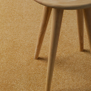 {"class" => "product-thumbnails__image", "alt" => "Detailbild mit Fokus auf die Oberfläche, die gleichmäßig und angenehm dicht wirkt"}