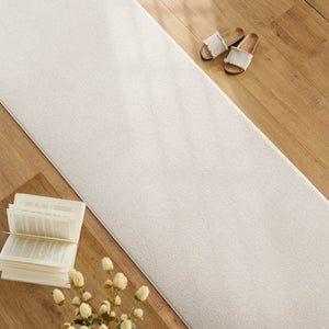{"class" => "product-thumbnails__image", "alt" => "Kurzflor Teppich Läufer Vegas Creme im Wohnraum entlang Möbeln auf Holzboden, lange schmale Form sichtbar"}