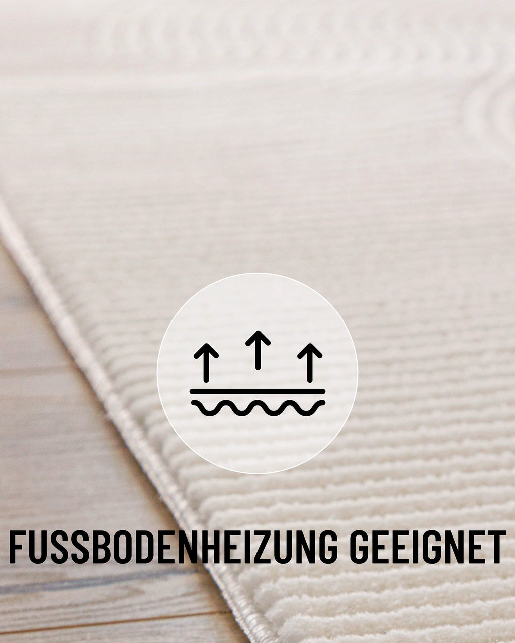 Nahaufnahme der weichen Oberflächenstruktur des Nuuk Arc Kurzflorteppichs mit Info: Fußbodenheizung geeignet