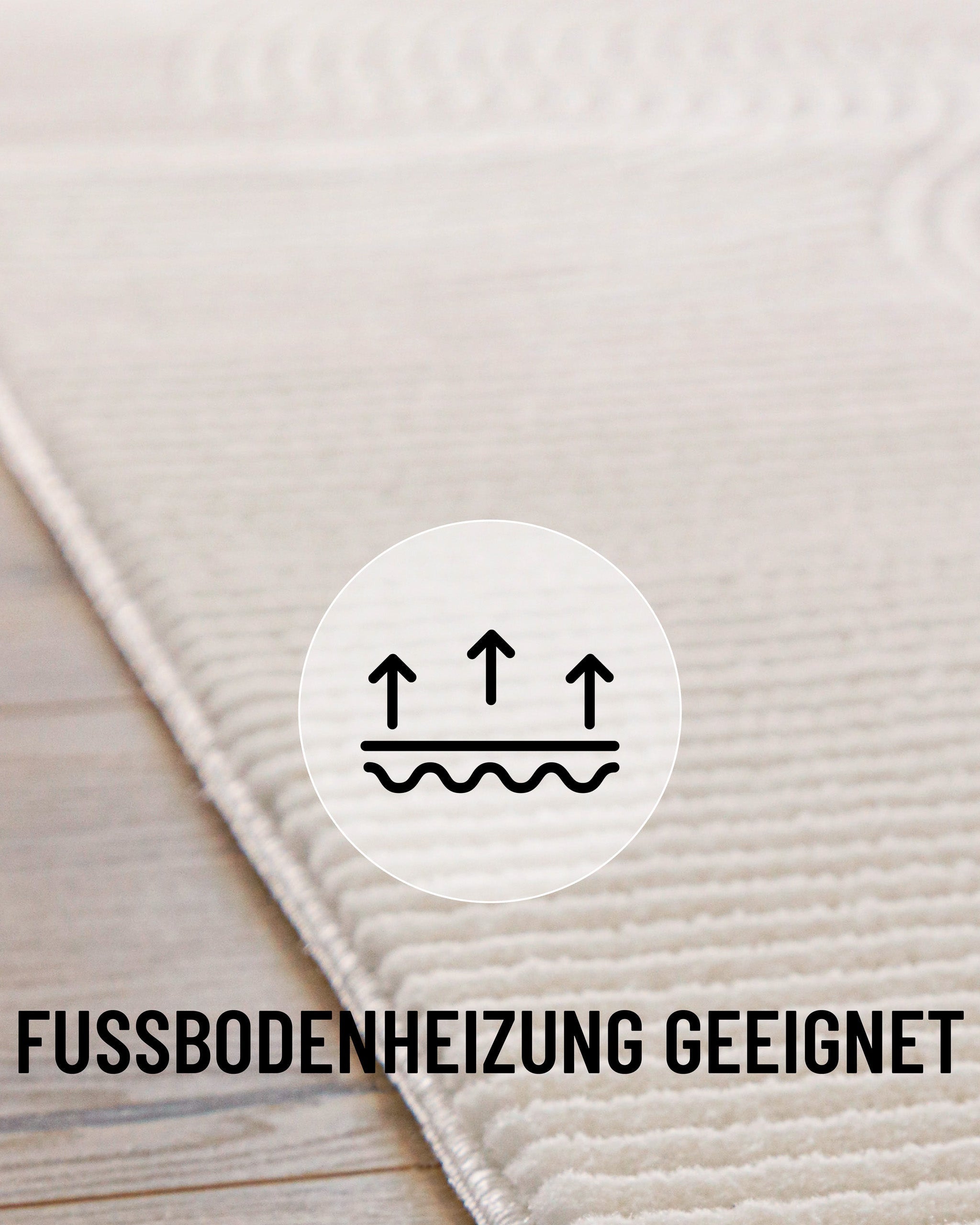 Nahaufnahme der weichen Oberflächenstruktur des Nuuk Arc Kurzflorteppichs mit Info: Fußbodenheizung geeignet