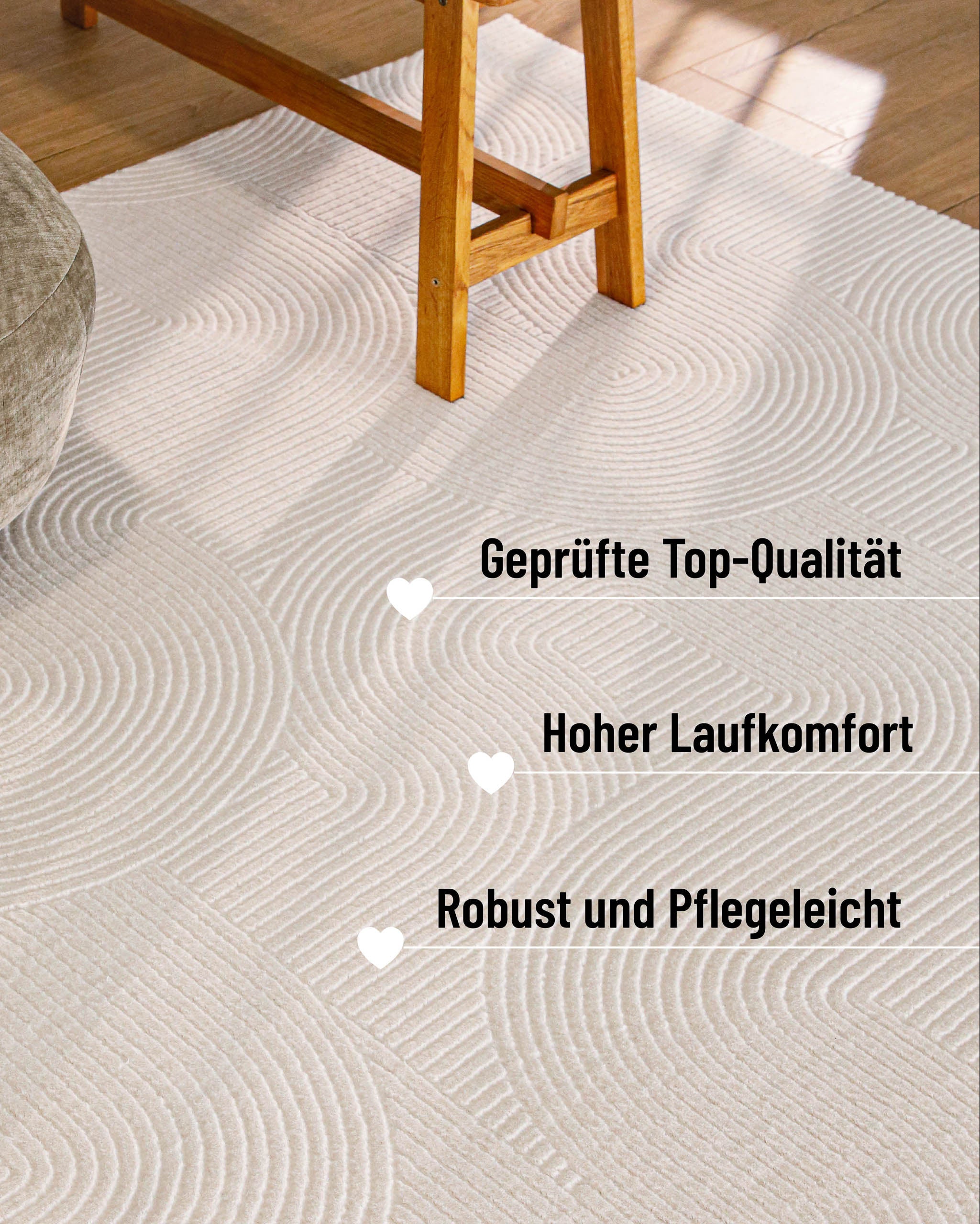 Detailansicht WECONhome Kurzflorteppich Nuuk Arc in Creme Weiß  unter einem Holztisch und einem Sessel mit Infos: geprüfte Top-Qualität, hoher Laufkomfort, robust & pflegeleicht
