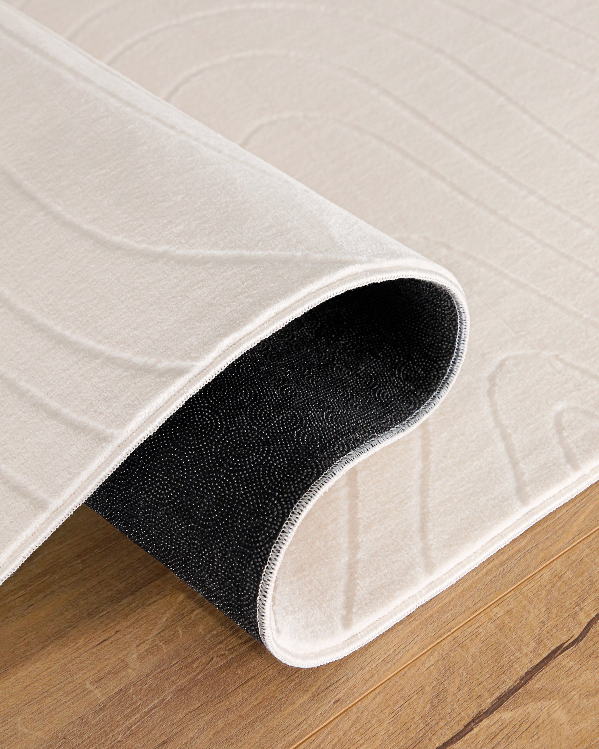 Teppich Nuuk Flow creme-weiß Detail mit Rückseite und Hoch-Tief-Wellenmuster