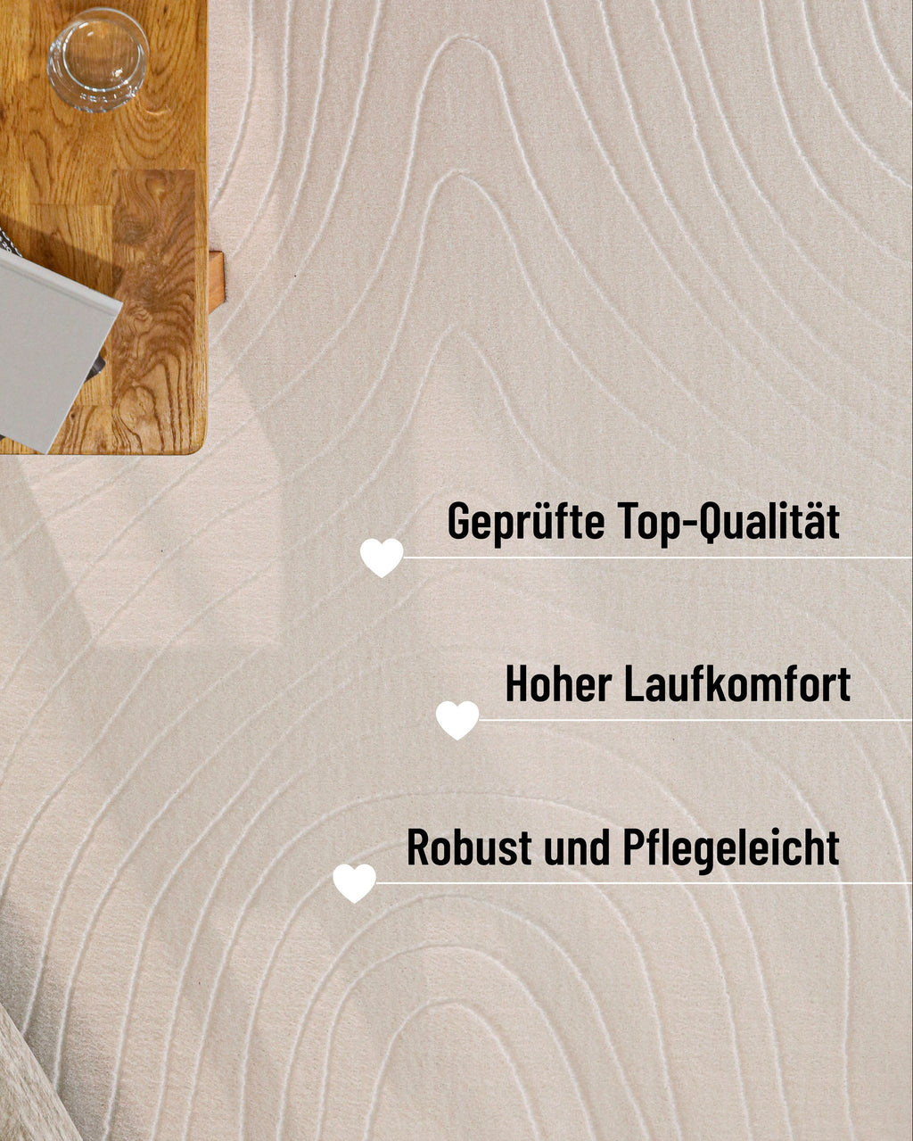 Nuuk Flow Teppich Detailansicht unter einem Holztisch mit Info: Top-Qualität, robust und pflegeleicht
