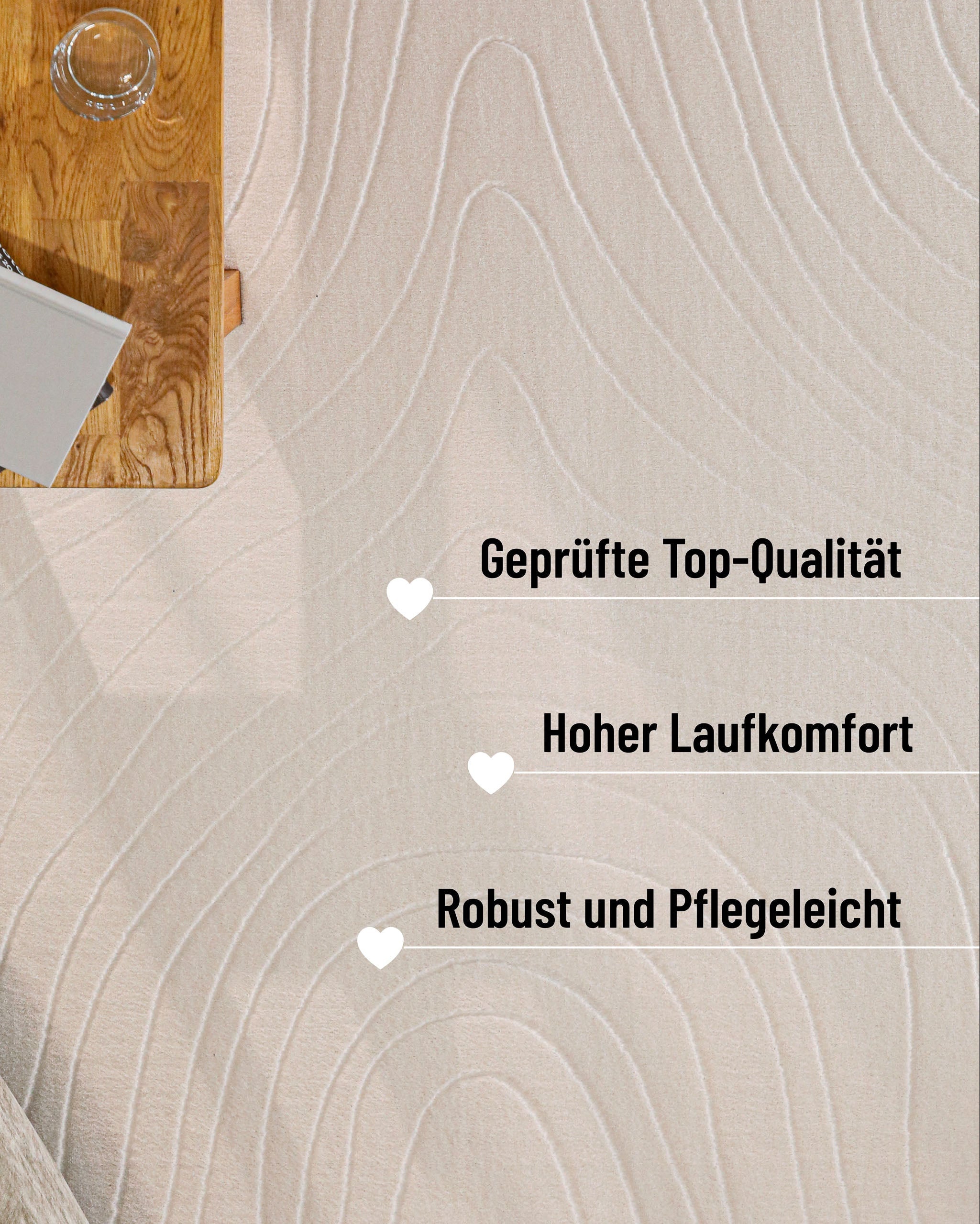 Nuuk Flow Teppich Detailansicht unter einem Holztisch mit Info: Top-Qualität, robust und pflegeleicht