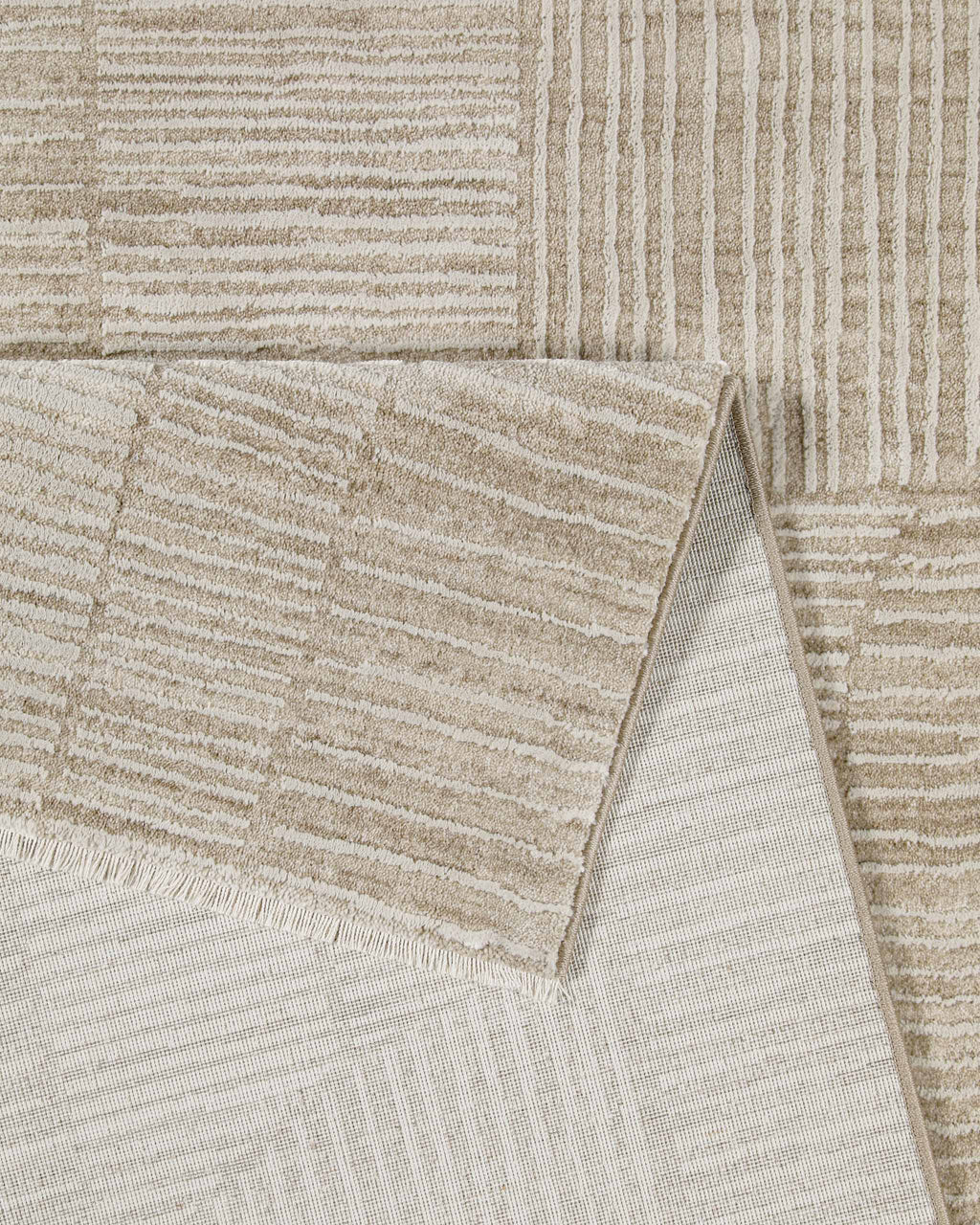 Esprit Kurzflor Teppich Raymond in Beige Bunt Detailaufnahme der Teppichkante und hochwertigen Verarbeitung