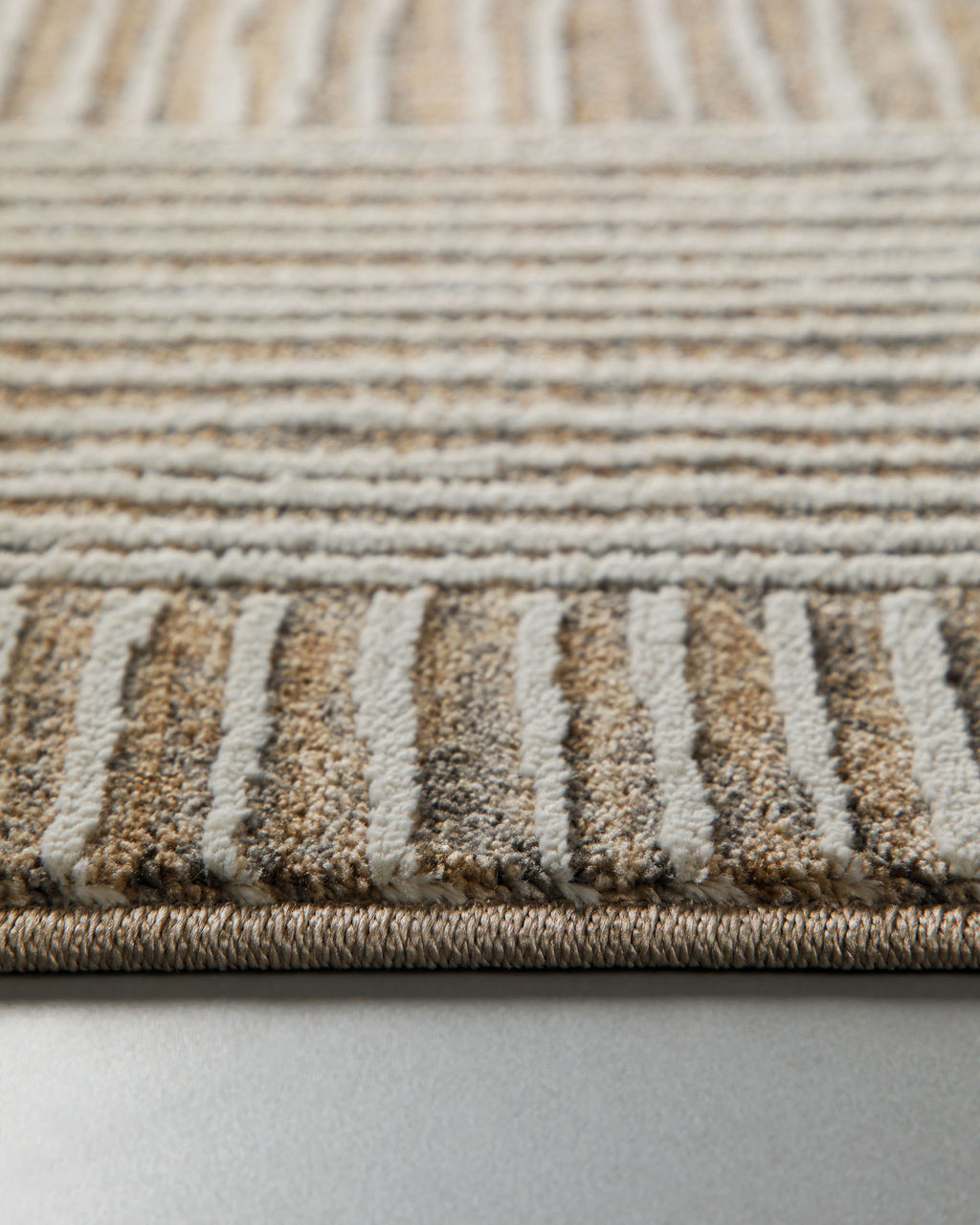 Esprit Kurzflor Teppich Raymond in Beige Grau Nahaufnahme der weichen Oberflächenstruktur und Strukturdetails