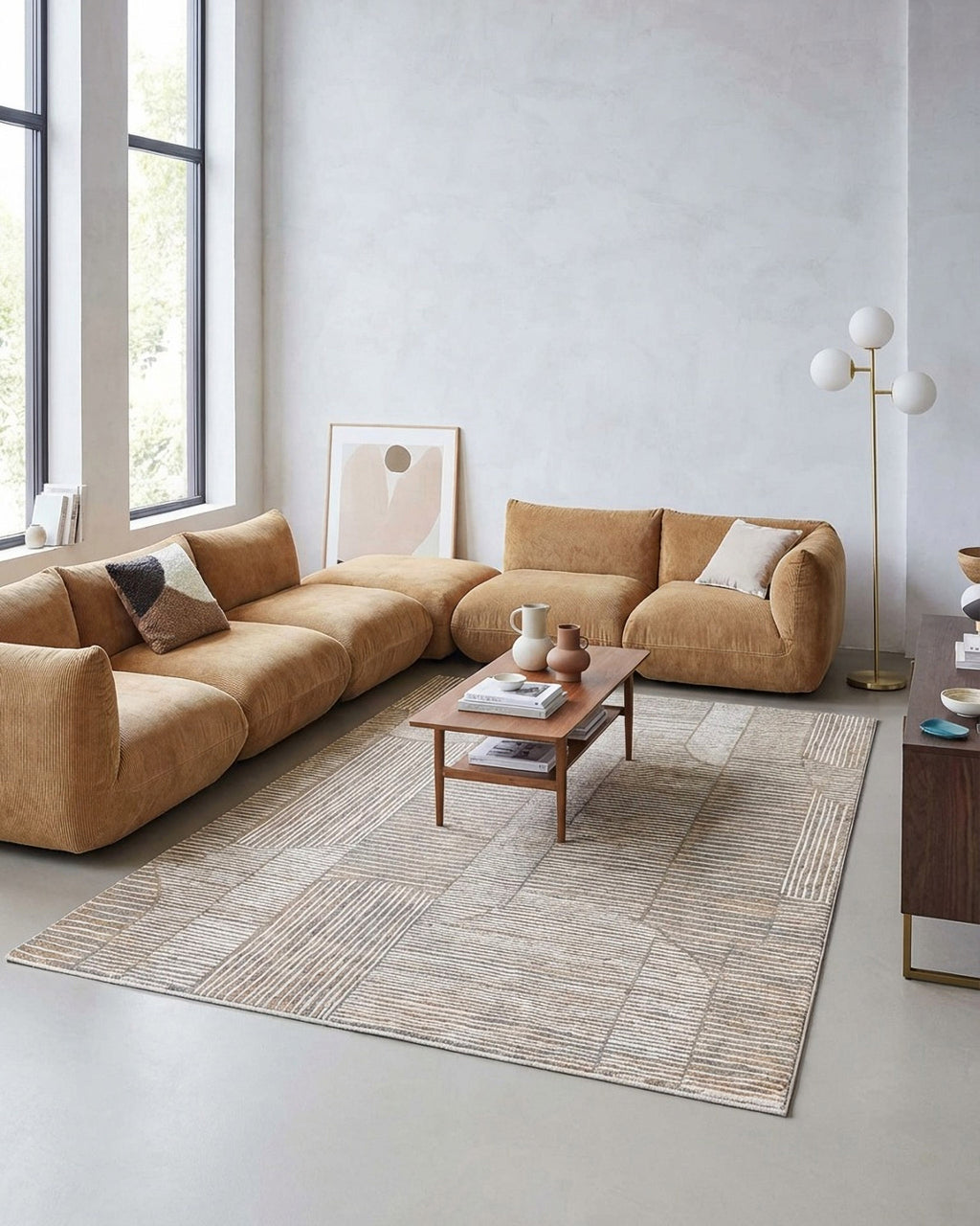 Esprit Kurzflor Teppich Raymond in Beige Grau mit modernem geometrischem Muster im Wohnzimmer vor Sofa und Wohnmöbeln