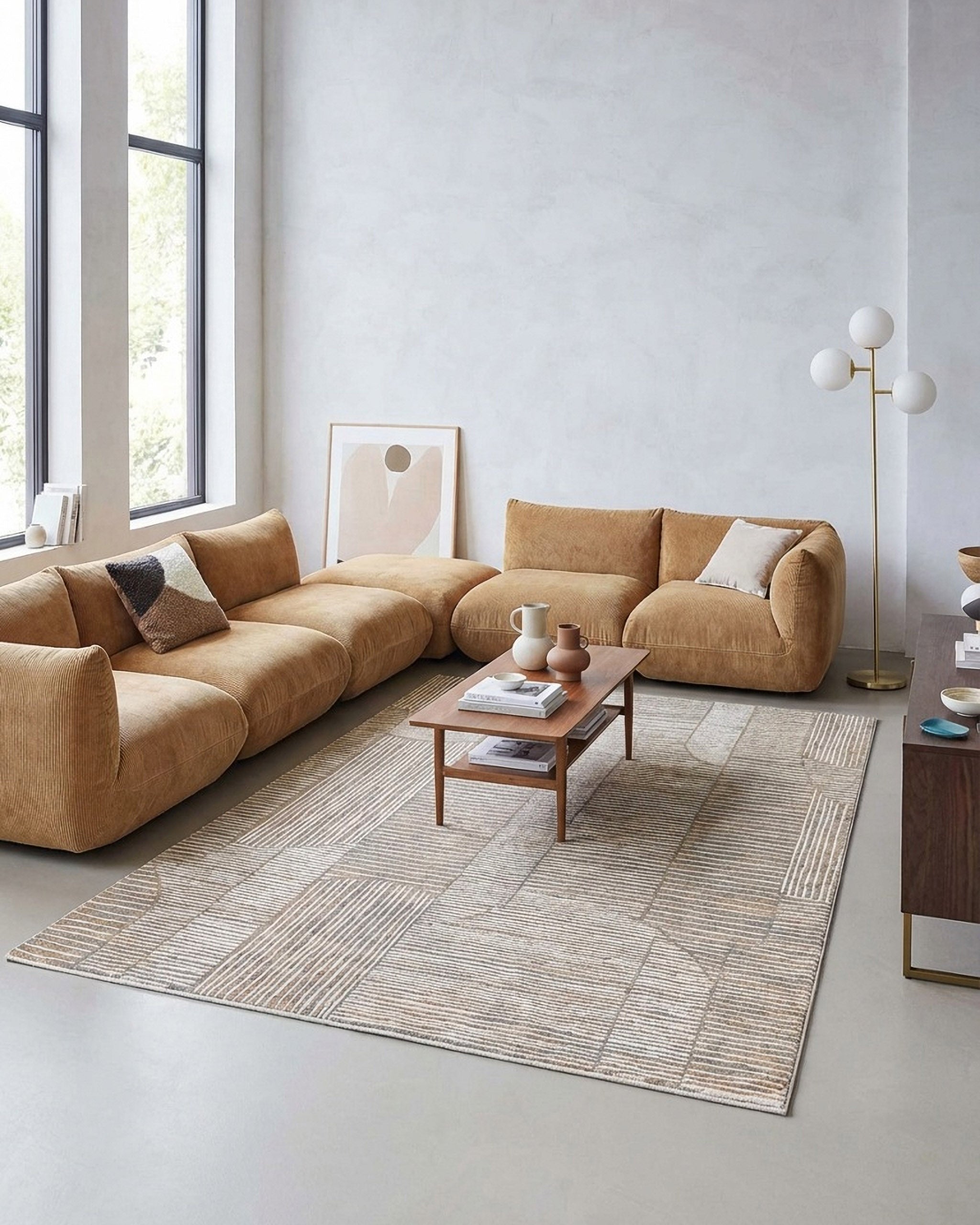 Esprit Kurzflor Teppich Raymond in Beige Grau mit modernem geometrischem Muster im Wohnzimmer vor Sofa und Wohnmöbeln
