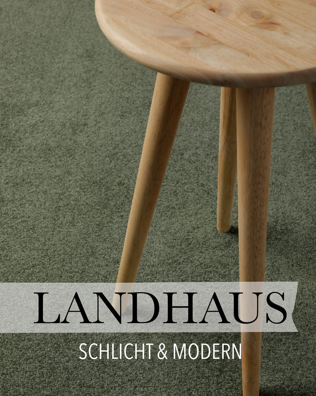 Kurzflor Teppich Freja Laub Grün rund im Wohnraum mit Schriftzug Landhaus, zeigt gemütliche Raumwirkung