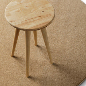 {"class" => "product-thumbnails__image", "alt" => "Freja Teppich rund in sandfarben im Raum inszeniert, kombiniert mit Hocker für ein warmes Gesamtbild"}