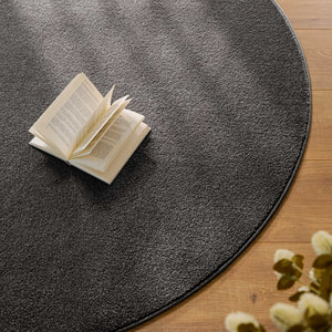 {"class" => "product-thumbnails__image", "alt" => "Kurzflor Teppich Vegas Anthrazit rund Detailaufnahme mit Buch auf der Oberfläche"}