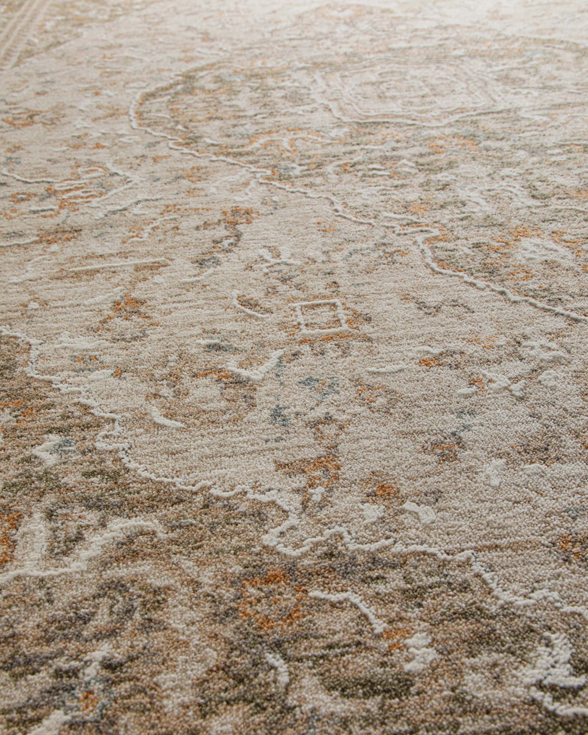 Esprit Kurzflor Teppich Soft Vintage in Sand Beige Detailaufnahme des klassischen Vintage Musters auf strukturierter Oberfläche