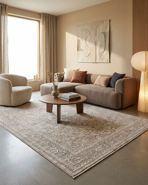 Esprit Kurzflor Teppich Soft Vintage in Sand Beige mit klassischem Vintage Muster im Wohnzimmer vor Sofa und Couchtisch