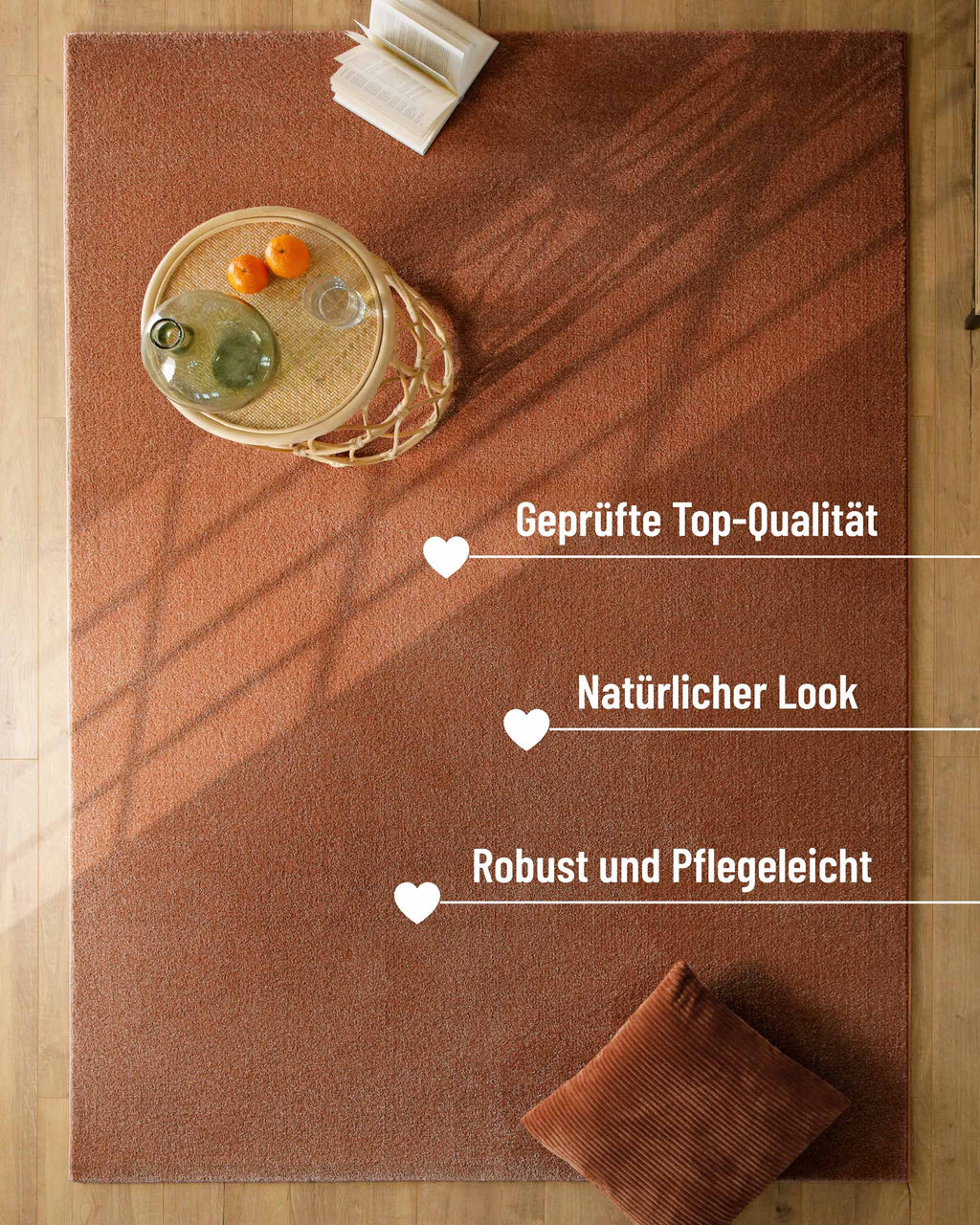 Kurzflor Teppich Vegas Rot im Raum mit Einblendung zu Eigenschaften, Fläche unter Tisch und Licht sichtbar