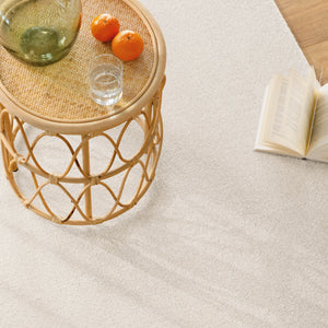 {"class" => "product-thumbnails__image", "alt" => "Kurzflor Teppich Vegas Creme Nahaufnahme mit Beistelltisch und Buch auf der Oberfläche, feine Struktur erkennbar"}