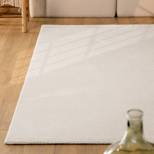 {"class" => "product-thumbnails__image", "alt" => "Kurzflor Teppich Vegas Creme im Wohnzimmer aus schräger Perspektive, Licht fällt über die Oberfläche"}