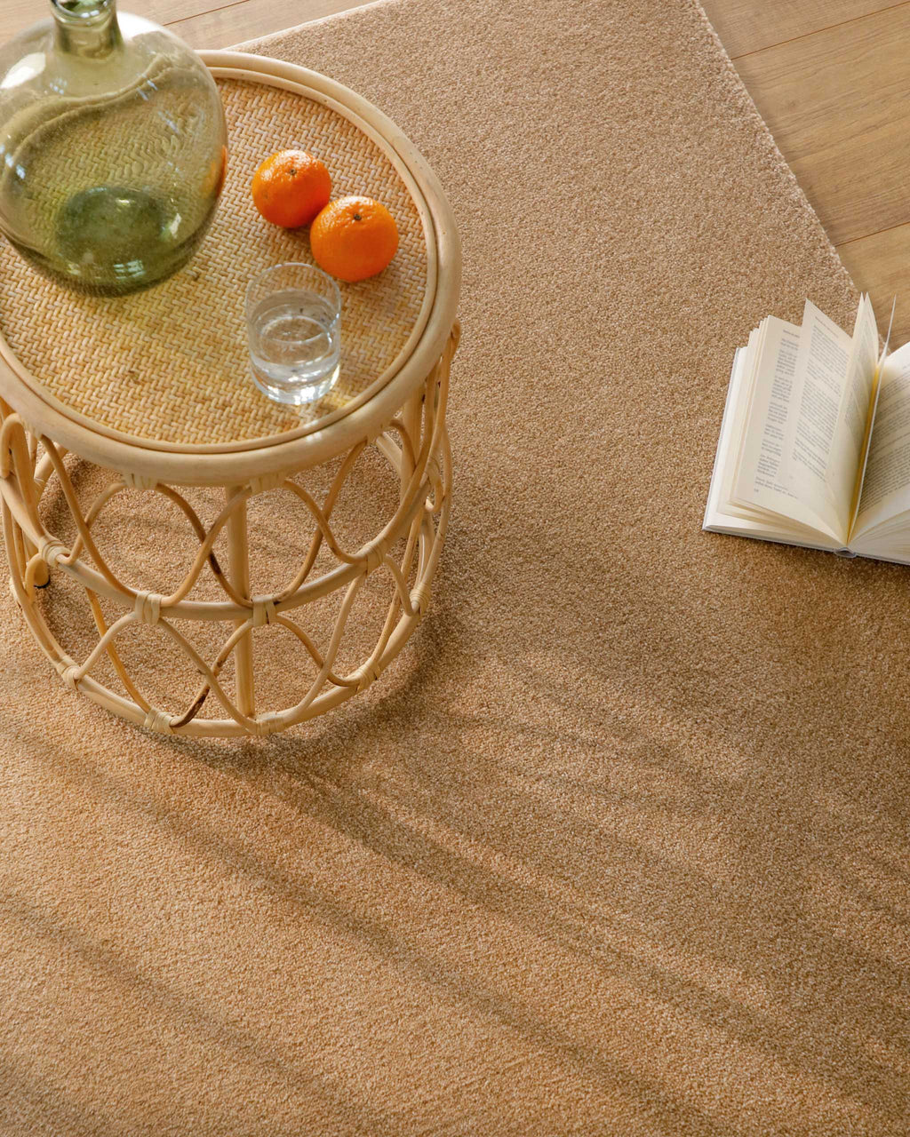 Kurzflor Teppich Vegas Beige Detailaufnahme mit Tisch und Deko auf der Oberfläche