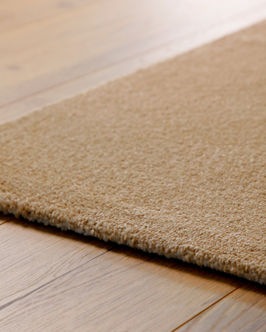 Kurzflor Teppich Vegas Beige Nahaufnahme der Kante, flach gewebt und sauber verarbeitet