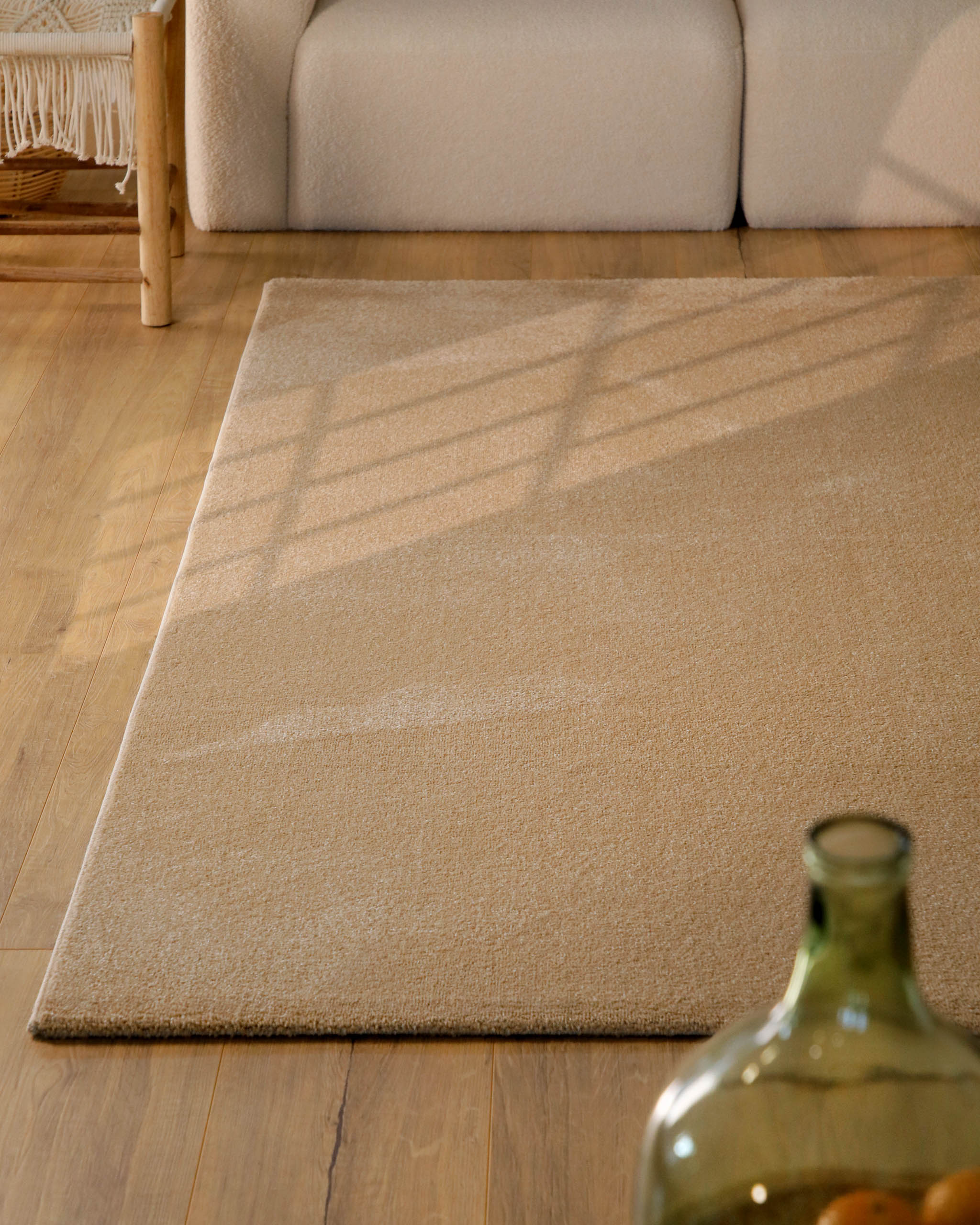 Kurzflor Teppich Vegas Beige im Wohnraum aus schräger Perspektive mit Lichteinfall