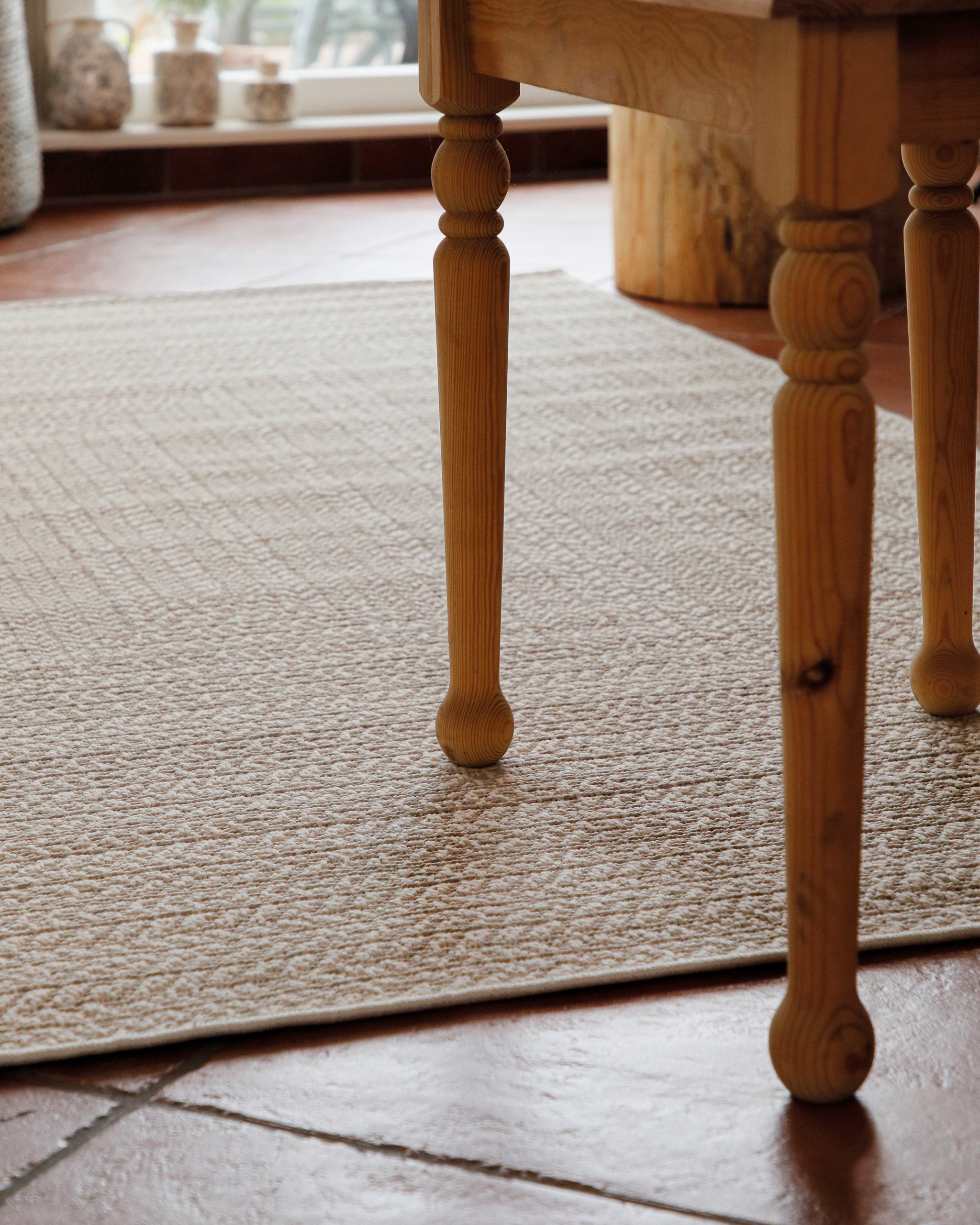 In-& Outdoor Teppich Layo beige rechteckig Detailansicht gezoomt mit Tisch