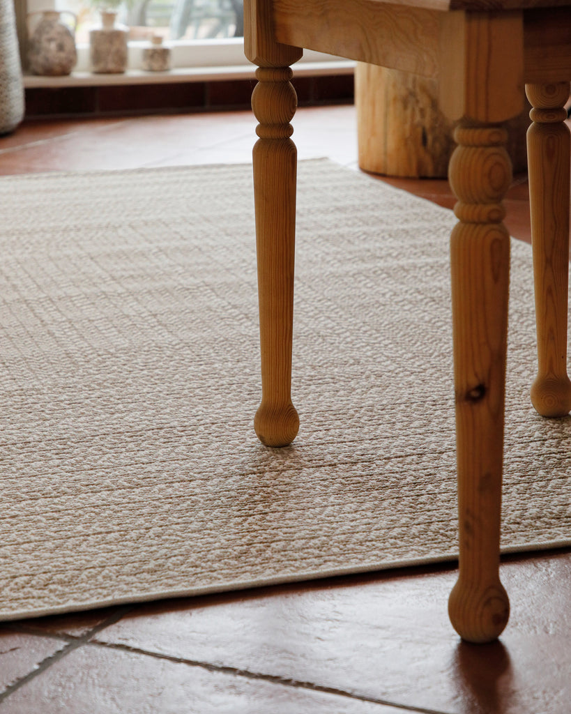 In-& Outdoor Teppich Layo beige rechteckig Detailansicht gezoomt mit Tisch