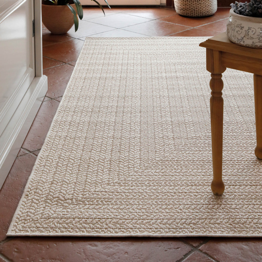 In-& Outdoor Teppich Layo beige rechteckig im Raum Kantenansicht mit Kissen