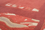 Handgeknüpfter tibetischer Teppich in rot mit Retro Bordüre – Neuwertig