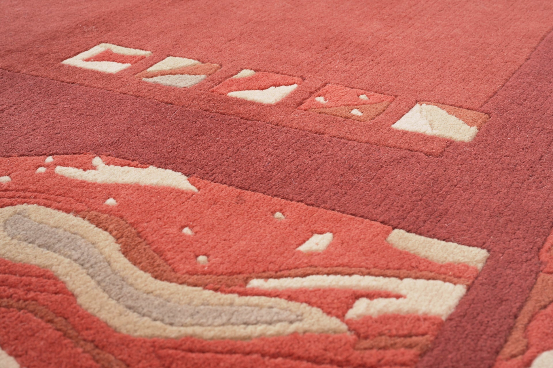 Handgeknüpfter tibetischer Teppich in rot mit Retro Bordüre – Neuwertig