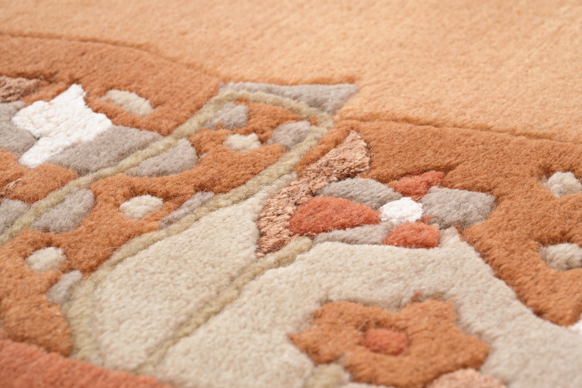 Handgeknüpfter Tibet Teppich in Apricot mit Retro Bordüre – Neuwertig
