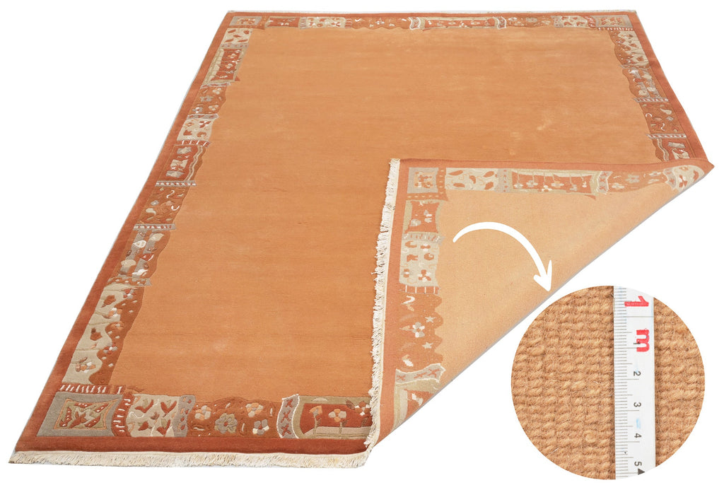 Handgeknüpfter Tibet Teppich in Apricot mit Retro Bordüre – Neuwertig