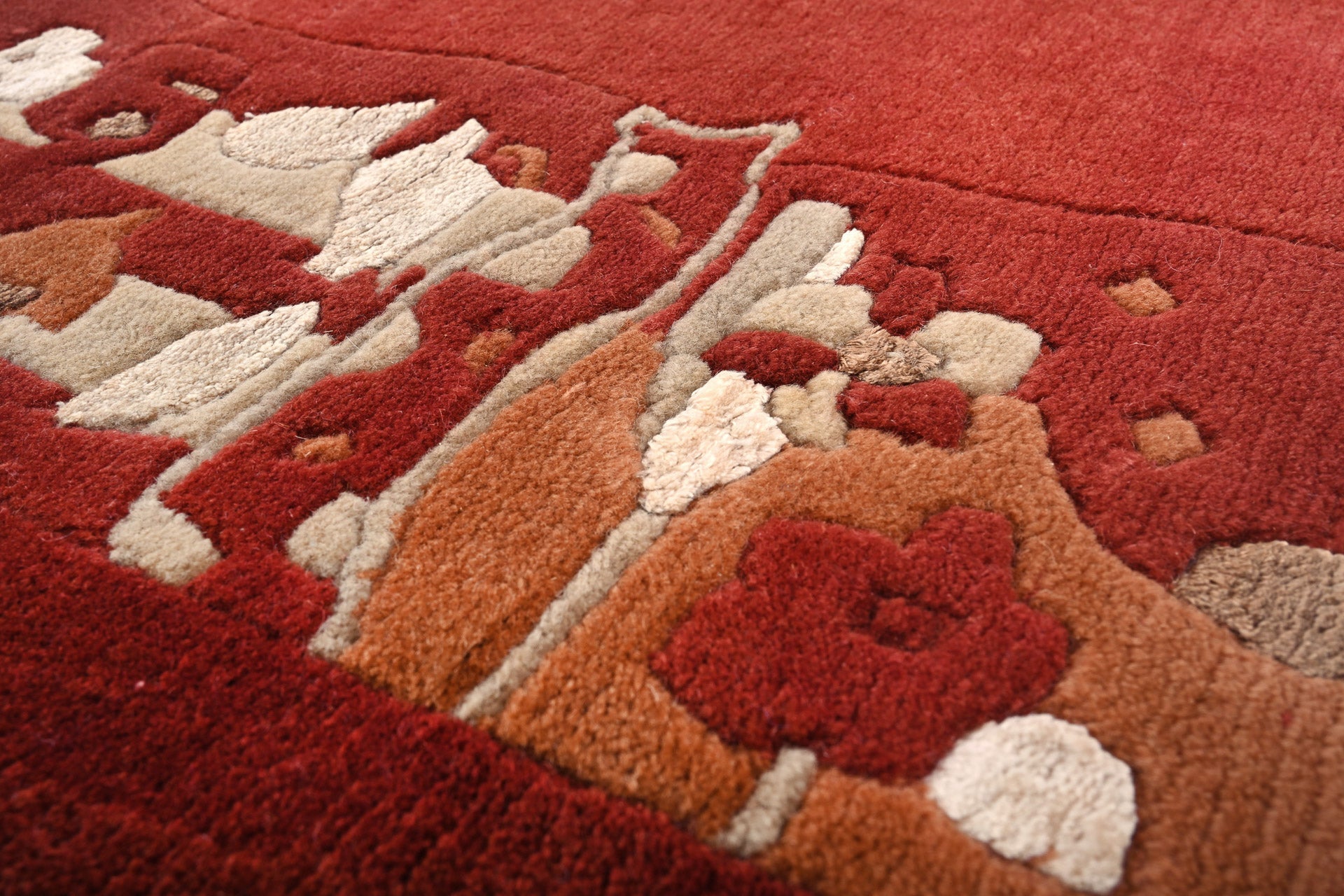 Handgeknüpfter Tibeter Teppich in rot mit Retro Bordüre – Neuwertig