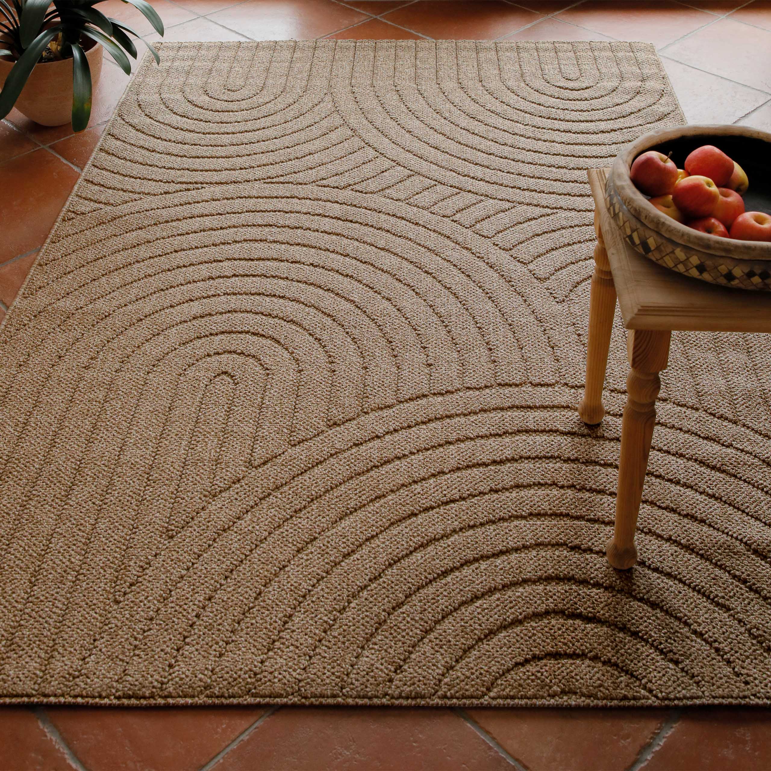In-& Outdoor Teppich Monoq natur rechteckig im Raum mit Tisch