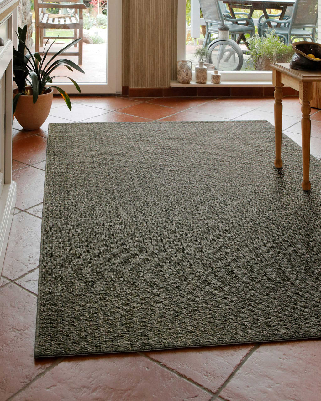 In-& Outdoor Teppich Miami South Beach grau oliv Ansicht im Raum rechteckig