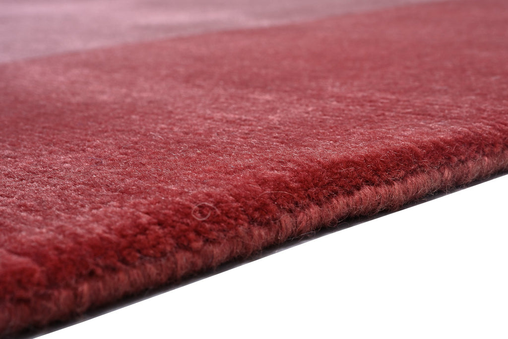 Handgeknüpfter Tibeter Teppich in red berry mit Retro Bordüre – Neuwertig