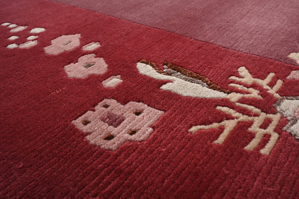 Handgeknüpfter Tibeter Teppich in red berry mit Retro Bordüre – Neuwertig
