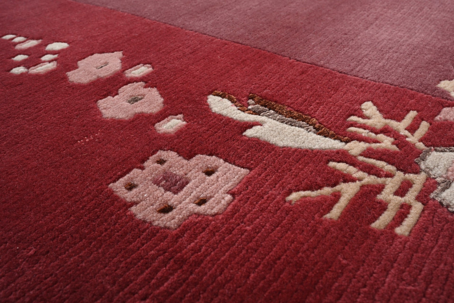 Handgeknüpfter Tibeter Teppich in red berry mit Retro Bordüre – Neuwertig