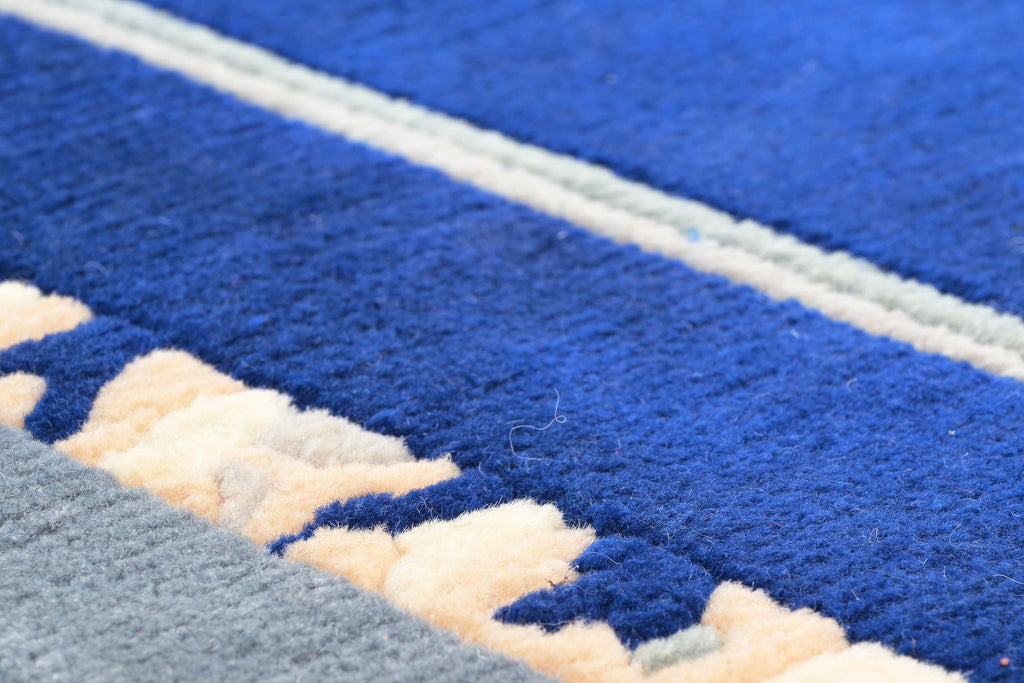 Handgeknüpfter Tibeter Teppich in blau mit Retro-Bordüre – Neuwertig